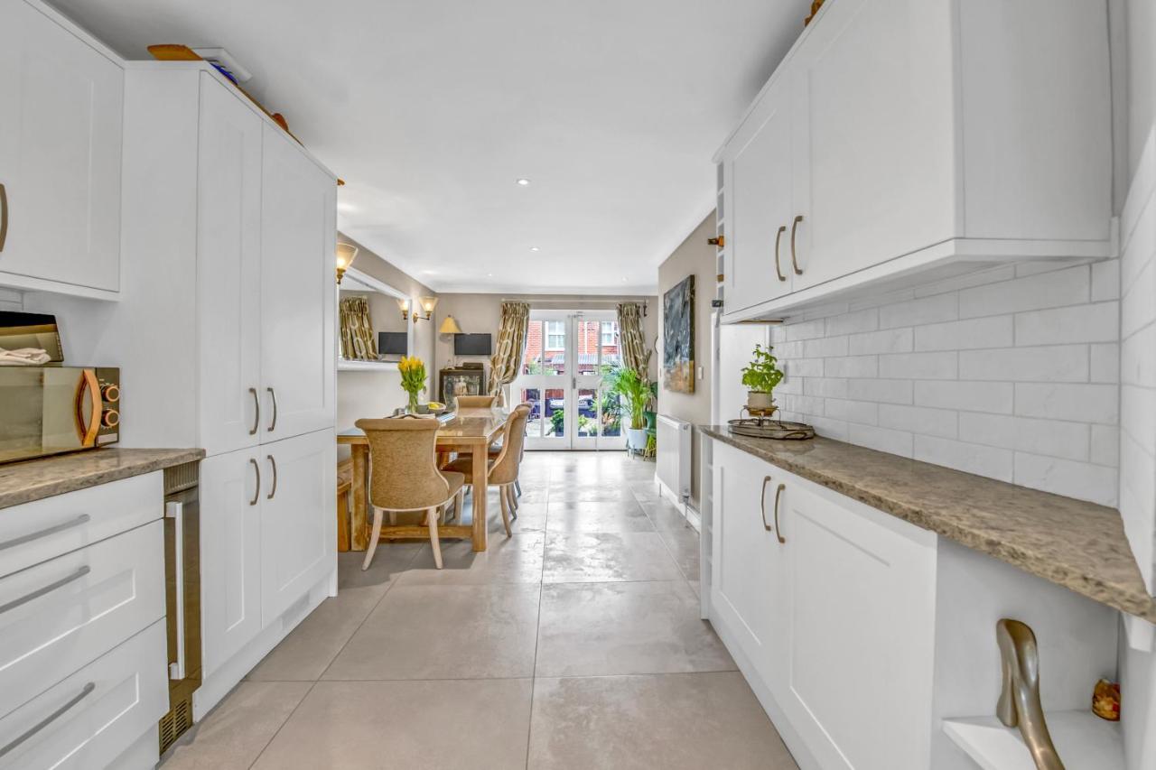 Stylish 3 Bedroom Townhouse For 5 Guests, Set In The Medieval Grid With Off Street Parking Bury St. Edmunds Dış mekan fotoğraf