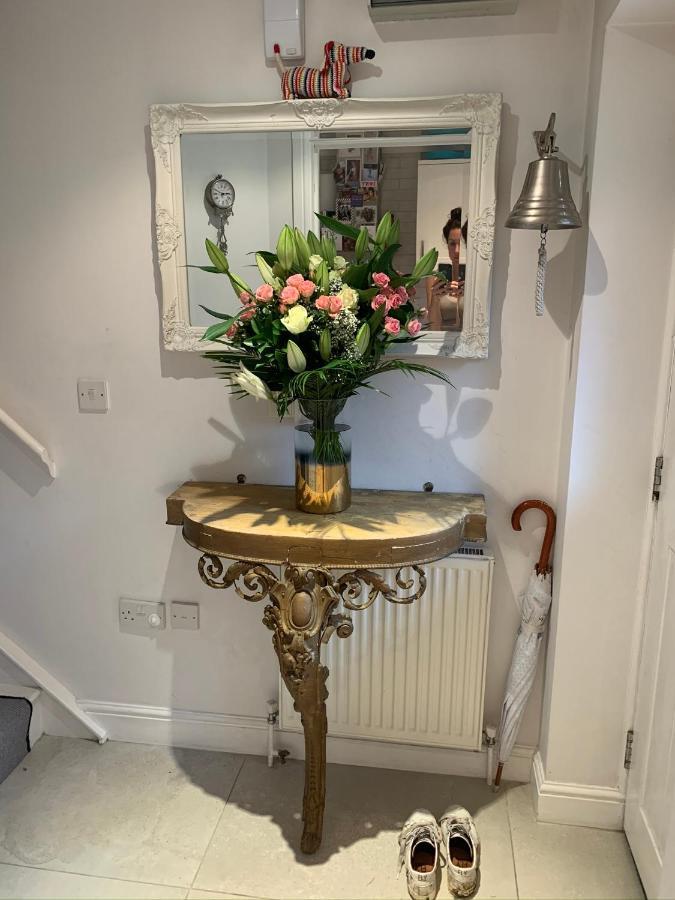 Stylish 3 Bedroom Townhouse For 5 Guests, Set In The Medieval Grid With Off Street Parking Bury St. Edmunds Dış mekan fotoğraf