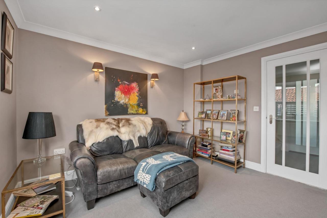 Stylish 3 Bedroom Townhouse For 5 Guests, Set In The Medieval Grid With Off Street Parking Bury St. Edmunds Dış mekan fotoğraf