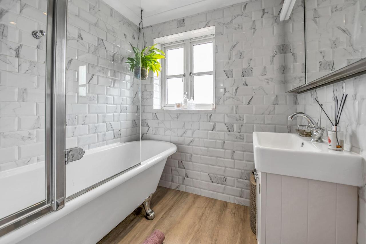 Stylish 3 Bedroom Townhouse For 5 Guests, Set In The Medieval Grid With Off Street Parking Bury St. Edmunds Dış mekan fotoğraf